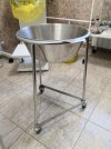 Металлический таз с подставкой на колесиках
