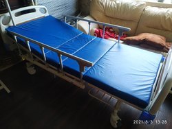 Мед кровать механическую, прикроватный столик, туалет, ходунки