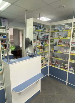 Мебель б/у для аптеки, шкафы с ящиками, витрины со стеклом и подсветкой
