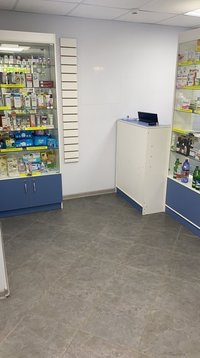 Мебель б/у для аптеки, шкафы с ящиками, витрины со стеклом и подсветкой