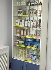 Мебель б/у для аптеки, шкафы с ящиками, витрины со стеклом и подсветкой