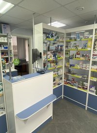 Мебель б/у для аптеки, шкафы с ящиками, витрины со стеклом и подсветкой