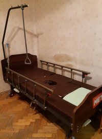 Медицинская кровать с приспособлением для капельницы и бортиками против падения