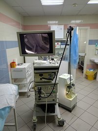 Эндоскопическая стойки - 2 штуки в комплекте с тремя видеопроцессорами, мониторами и рабочими инструментами гастроскопы и колоноскоп